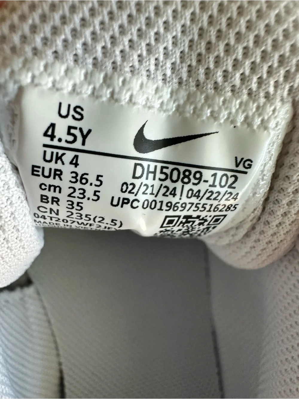 NWOB NIKE Vapor Edge Shark 2 Youth Boys Football Cleats White Silver - Size 4.5Y